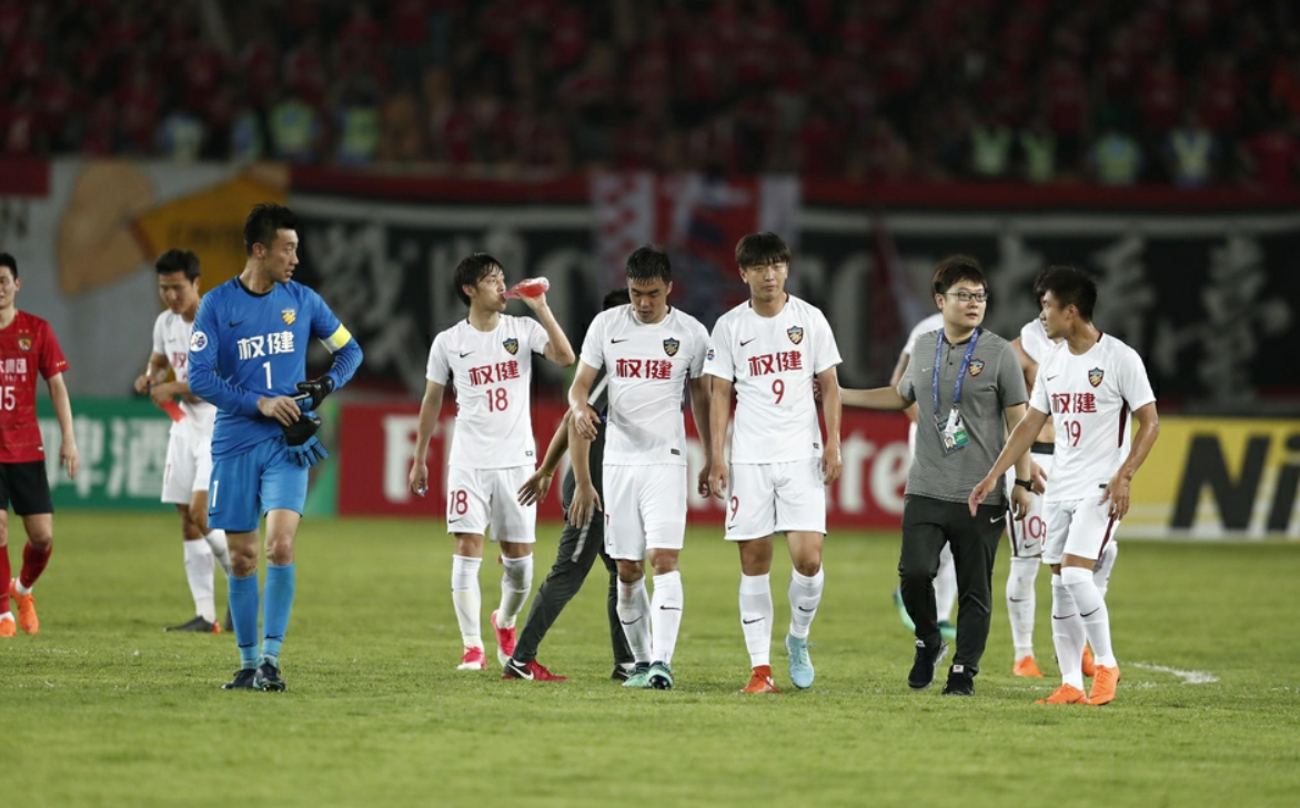 包含葡超赛程吃紧，拜仁慕尼黑清晨门线救险，信心回归，阵容厚度经受考验的词条