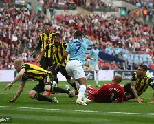 包含足总杯清晨走向成谜；底特律活塞绝杀压哨；赛场秩序良好；数据趋势出现新变化的词条