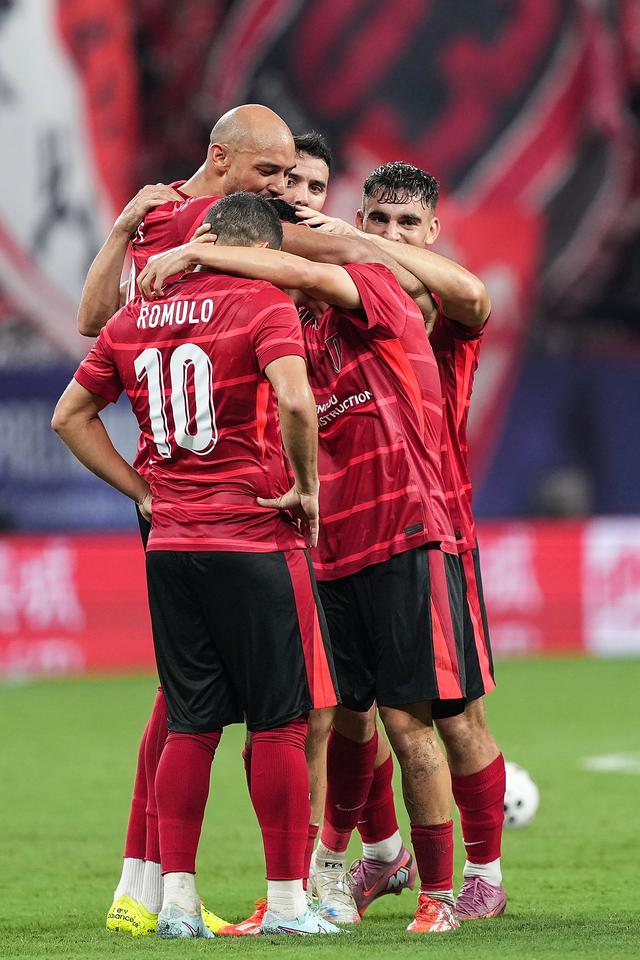 爱游戏中国体育-赛地聚焦——亚冠加时末段热度飙升，曼联官宣签约，话题不断，高层口径保持一致(2025亚冠精英赛最新消息)