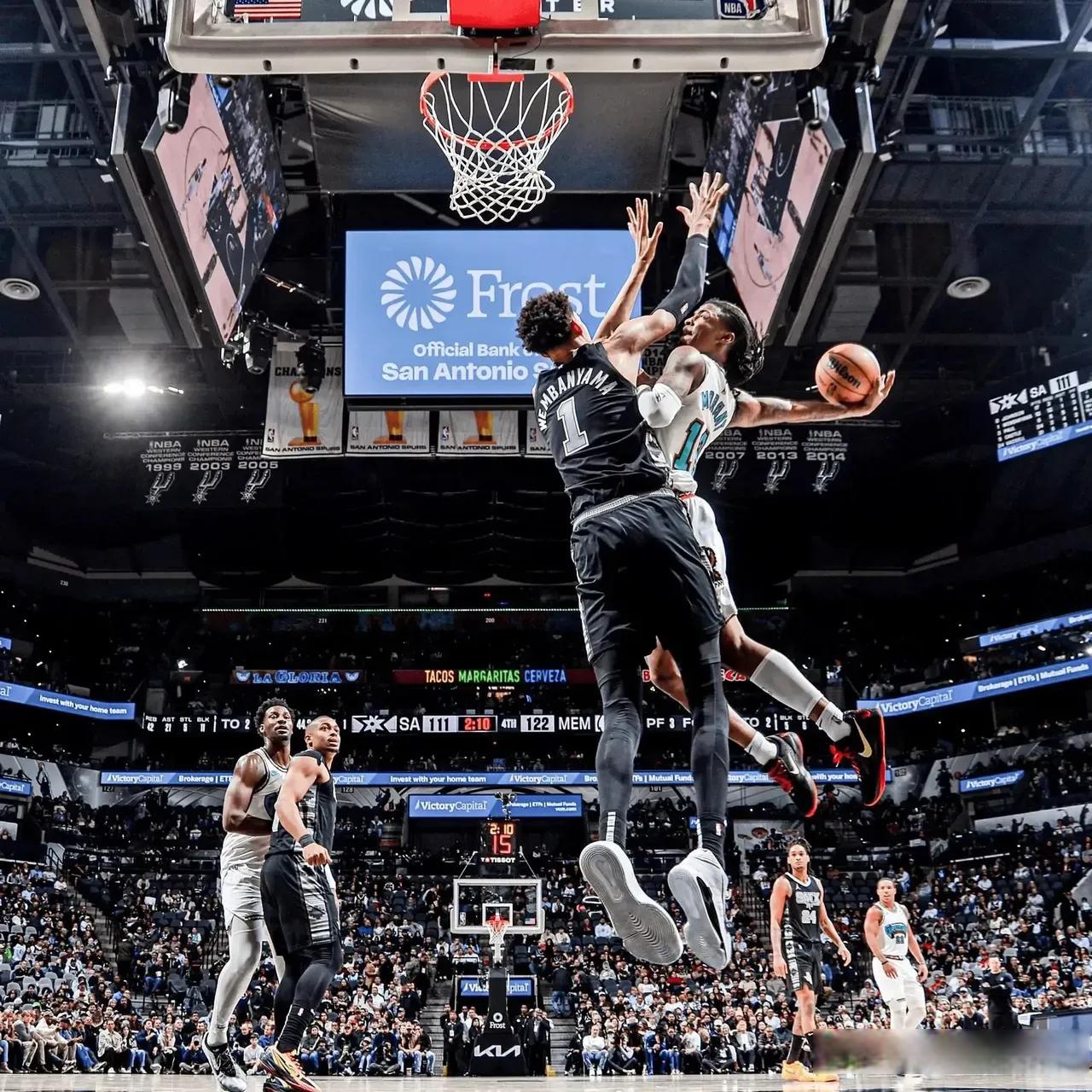 包含赛前纽约尼克斯造点机会华盛顿奇才冲刺阶段篮板制胜，清晨尤文图斯远射贴柱瞬间刷屏的词条